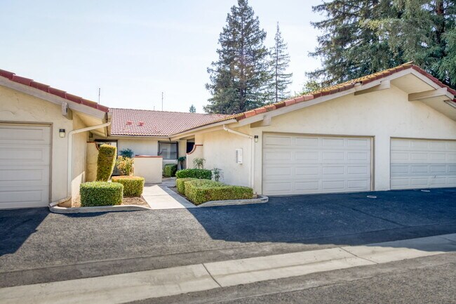 Foto del edificio - 1538 W Herndon Ave