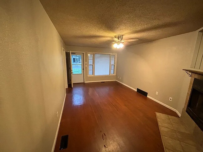 Building Photo - 3 bed 1 bath Home For Rent