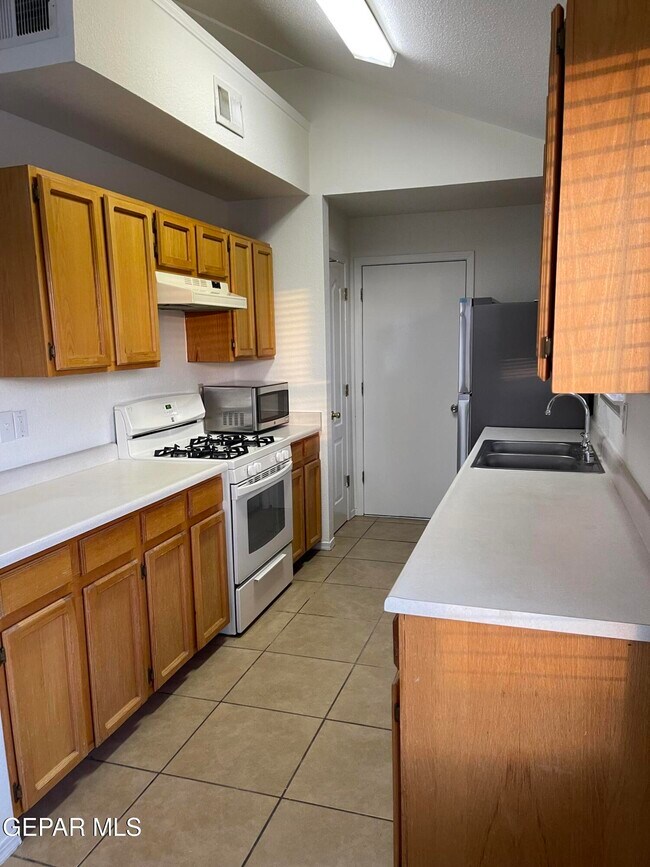 Building Photo - 1121 Desierto Seco Dr