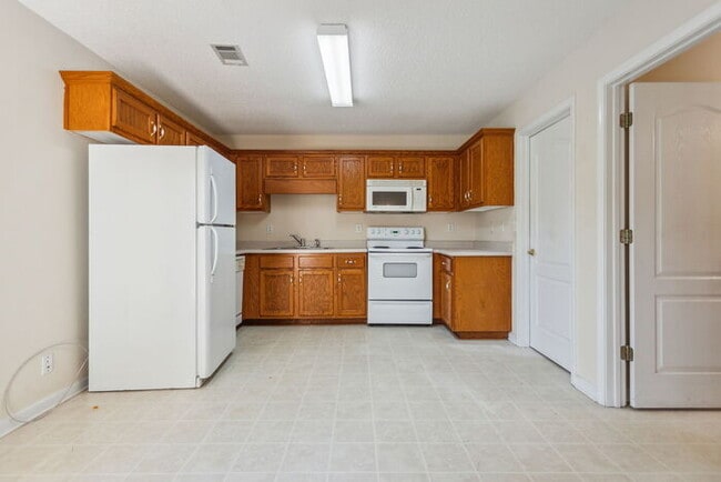 Building Photo - Cozy townhome with attached garage