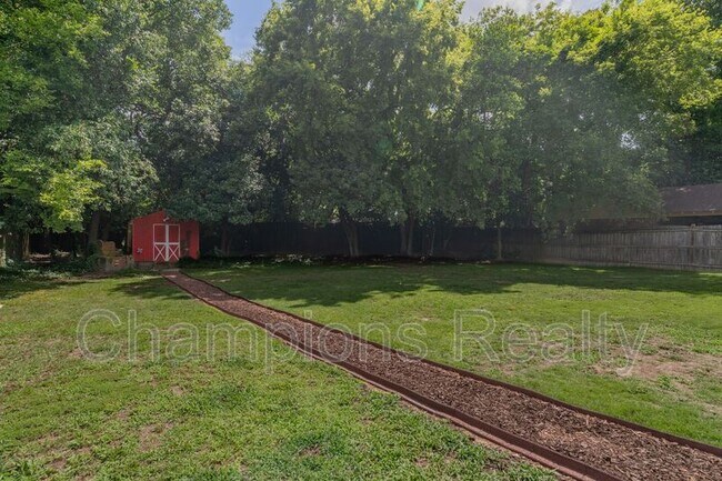 Building Photo - 1514 Crest Dr