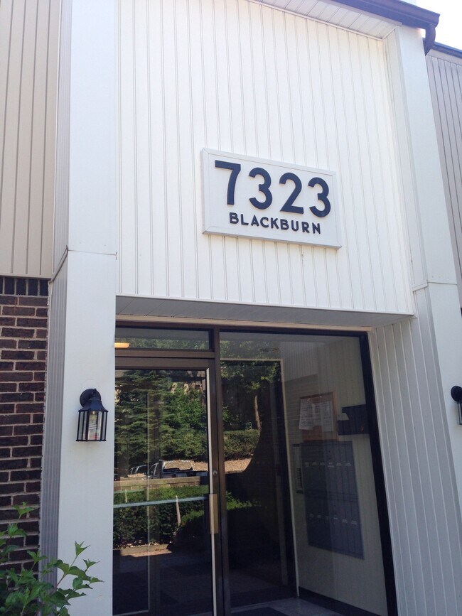 Foto del edificio - 7323 Blackburn Ave