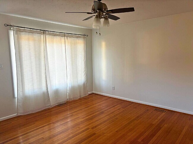 Foto del edificio - "Charming 3-Bed Oasis with Granite Touches in Fayetteville – 1600 Sq Ft of Comfort!"