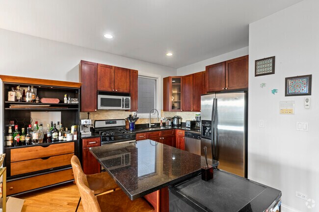 Building Photo - 921 N Damen Ave