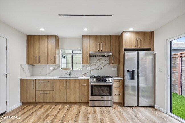 Foto del edificio - 3976 McLaughlin Ave