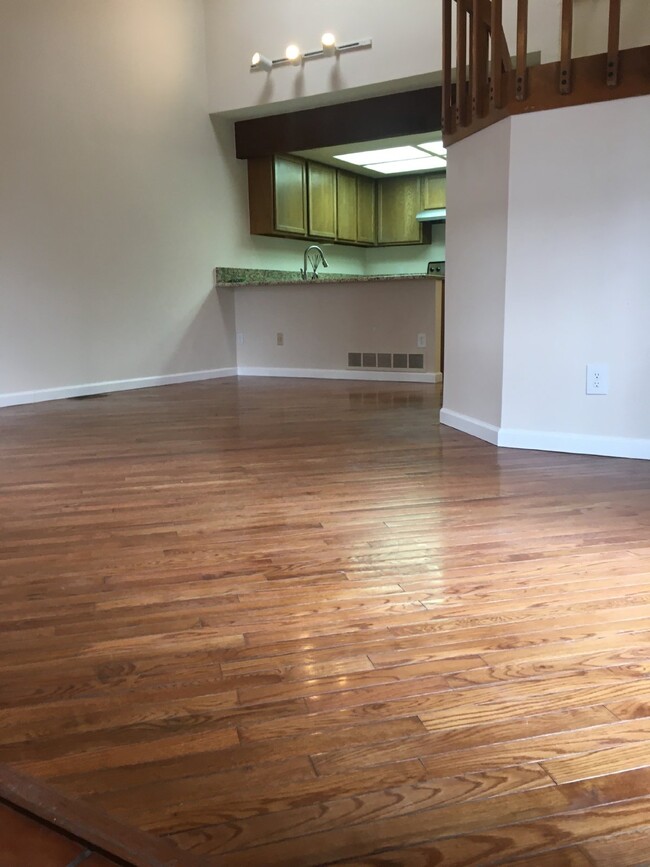 Building Photo - Spacious Townhouse For Rent