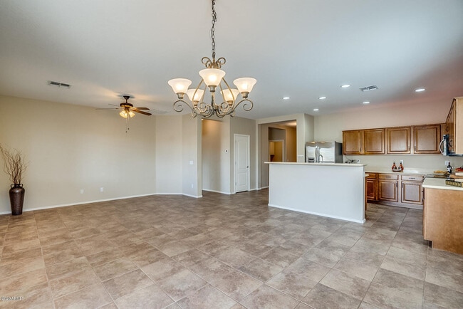 Foto del edificio - 17610 W Port Royale Ln