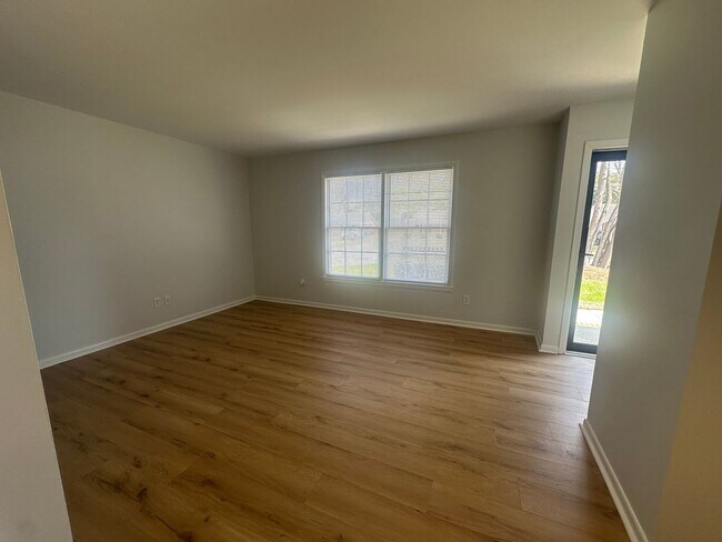 Foto del edificio - OPEN HOUSE 3/28 from 1PM to 3PM. 2 Bedroom, 1 Bath Duplex Located in the Center of Wilmington