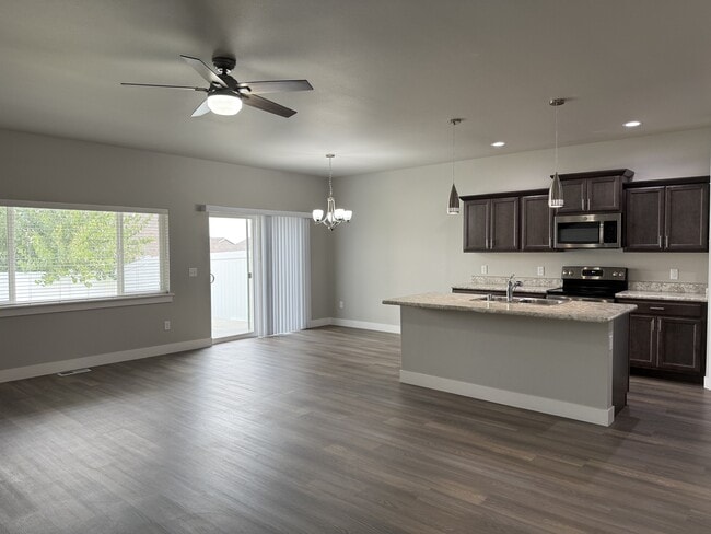 Building Photo - 817 Mission Oaks Dr