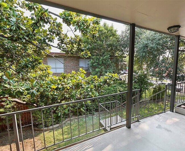 Foto del edificio - MOVE IN SPECIAL: One Month Free Rent!