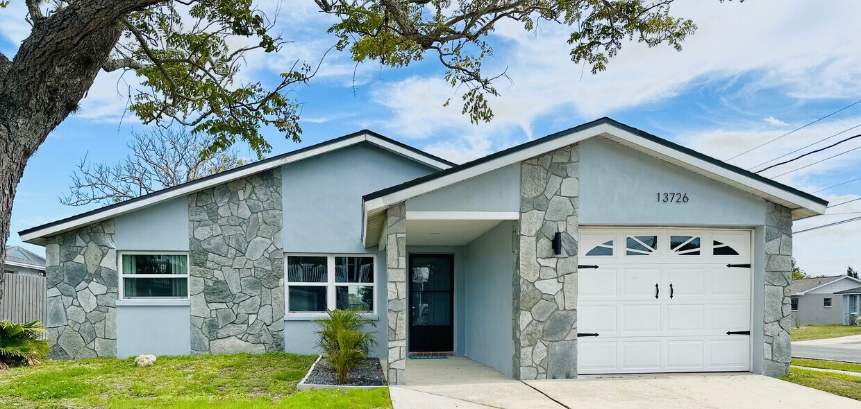 Foto principal - 13726 Michelle Ave