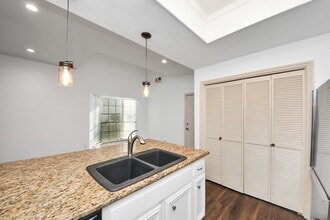 Building Photo - 800 Country Pl Dr