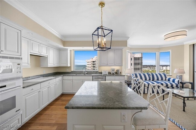 Building Photo - 8171 Bay Colony Dr