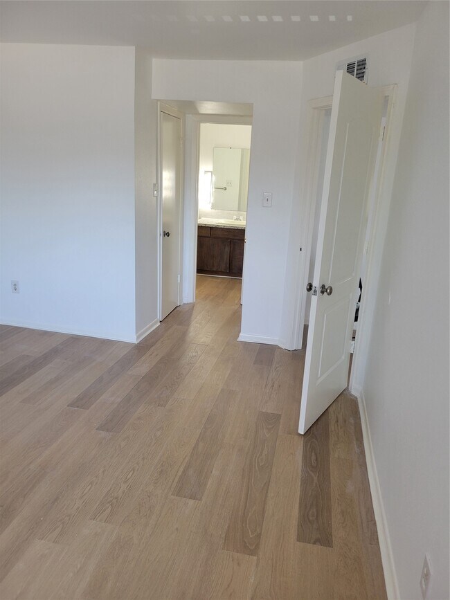 Foto del edificio - 8425 Hearth Dr