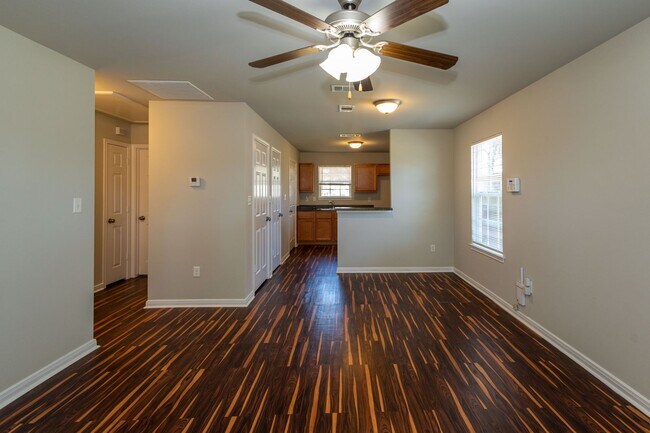 Foto del edificio - 2 bed, 1 bath in great location - move in ready! New pics coming soon!