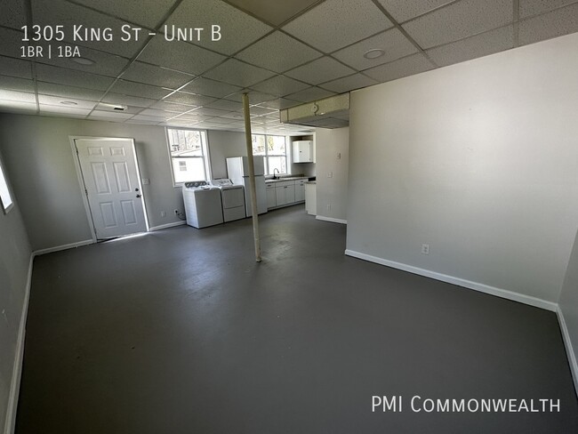 Building Photo - 1 Bed / 1 Bath Lower Unit Duplex (Availabl...