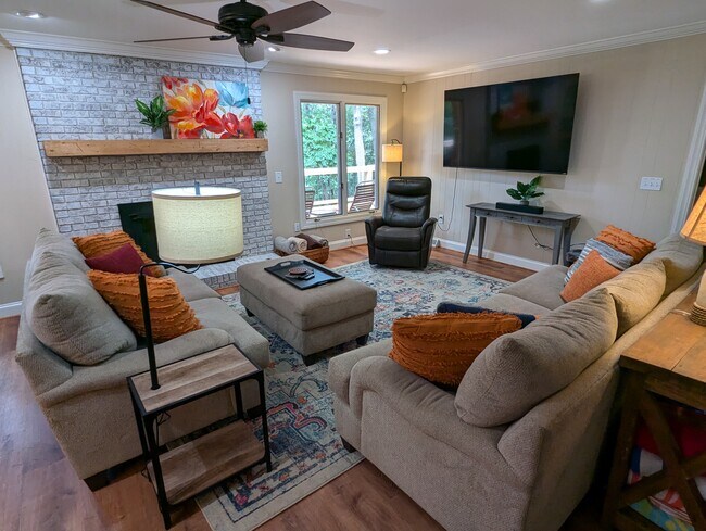 Sala de estar en el piso superior - 221 Stelling Dr