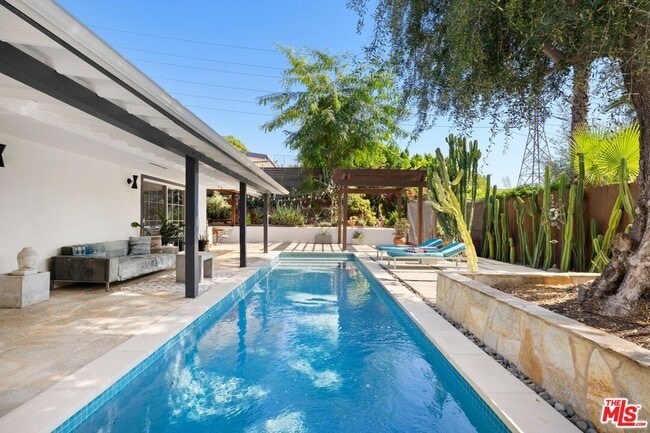 Foto del edificio - 6570 Lakeridge Rd