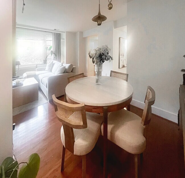 Foto del edificio - 4840 MacArthur Blvd NW