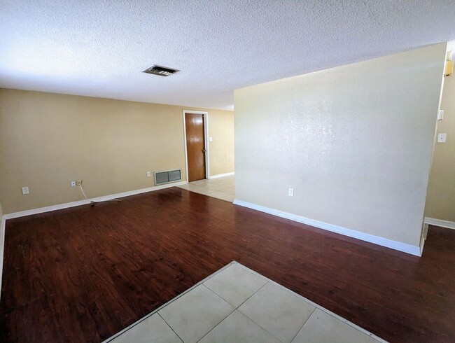 Foto del edificio - REDUCED!  BEAUTIFUL 2/1/1 1000 Sq. Ft. wit...