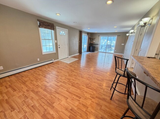 Building Photo - 332 Lydall St