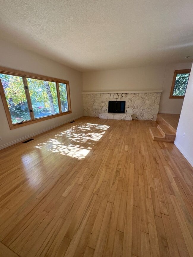 Building Photo - 1985 Benson Ave