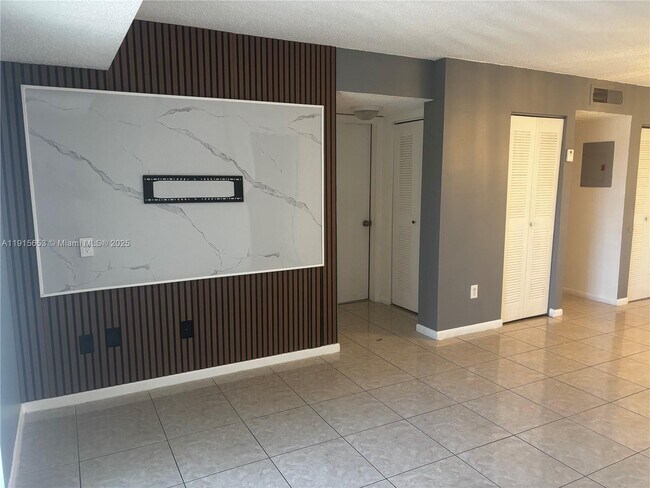 Foto del edificio - 8240 SW 210th St