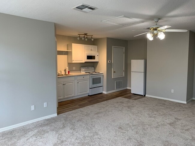 Building Photo - Studio Garage Apartment - 717B Honeysuckle...