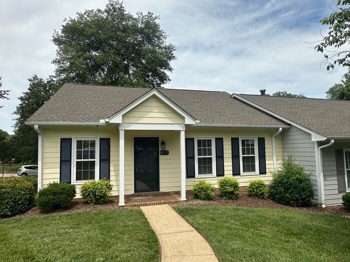 Foto principal - Charming End Unit w/2 Bed 2 Bath near Nort...
