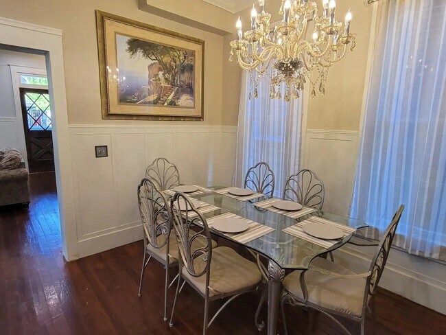 dining - 135 E 4th St