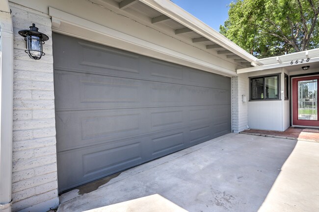 Garaje para 2 automóviles - 6620 N 8th Pl