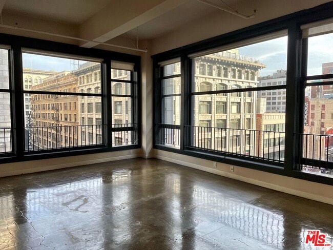 Building Photo - 315 W 5th St