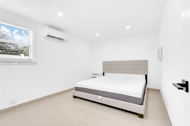 Building Photo - 2419 Coolidge St