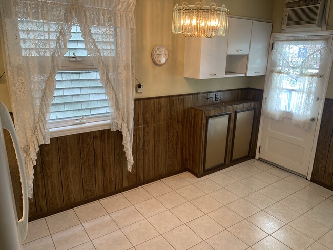 Building Photo - 1314 E Centre St