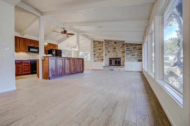 Foto del edificio - 2400 Spring Creek Dr