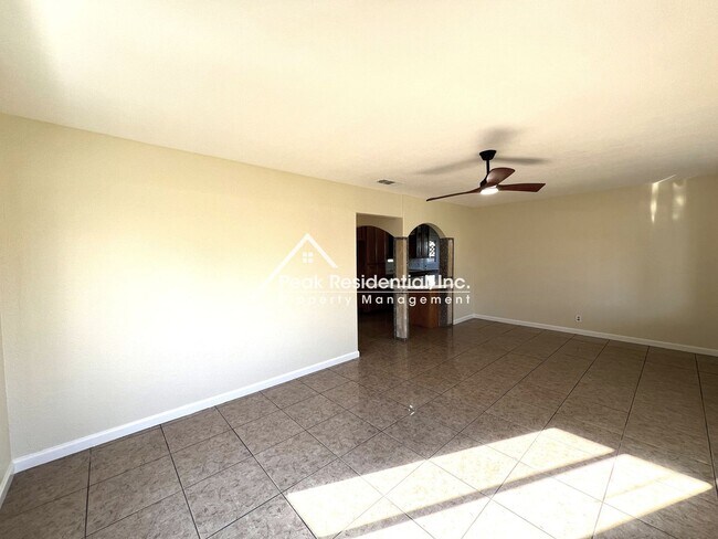 Foto del edificio - Fruitridge Manor 3bd/1ba House with Garage