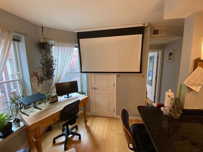 Building Photo - Charming, Spacious and Sunlit 1 BD, 1 BA 3...