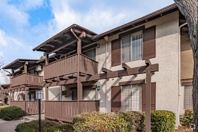 Building Photo - Country Hills Apartment Homes