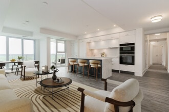 Building Photo - 10 Inn On The Pk Dr