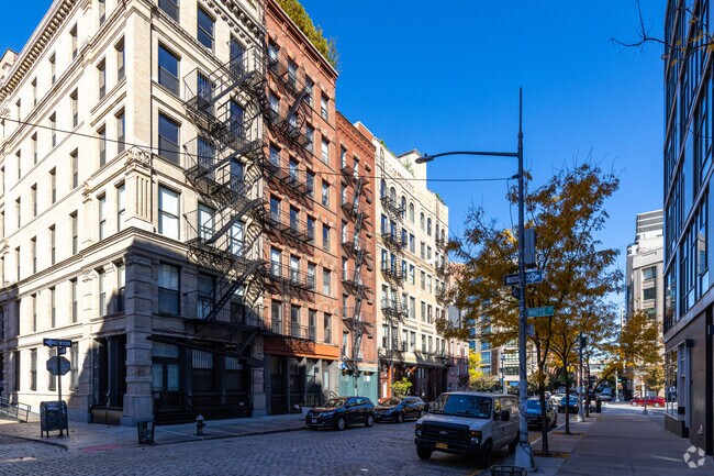 Building Photo - 472 Greenwich St