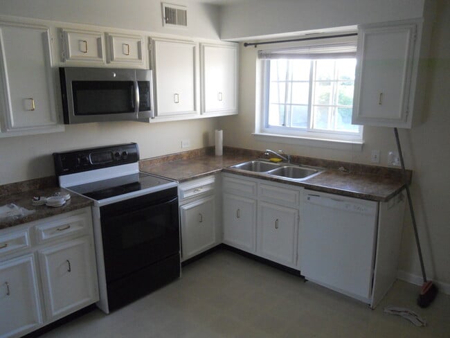 Building Photo - 9438 Bay Colony Dr