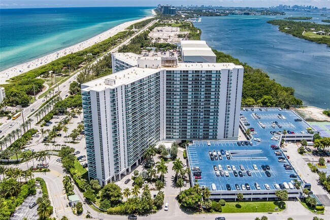 Foto del edificio - 100 Bayview Dr