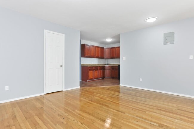 Building Photo - 639 E 226th St
