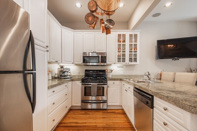 Kitchen - 1675 N Franklin Pl