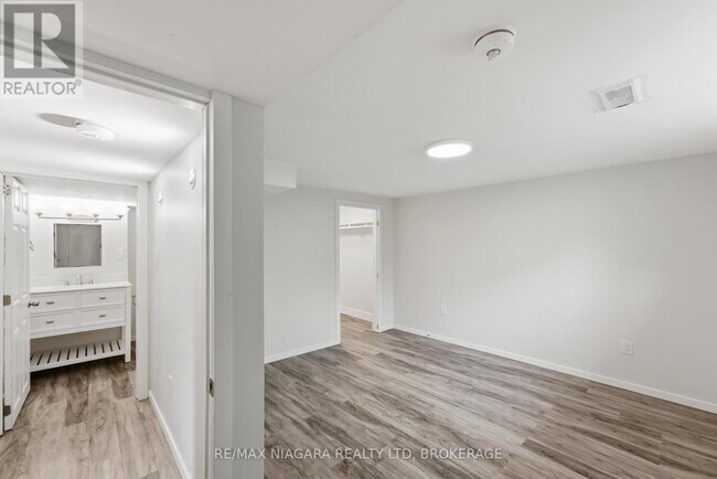 Photo du bâtiment - 250 Grantham Ave