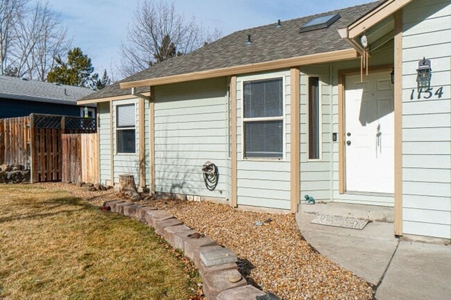 Building Photo - FOR RENT: Unfurnished Pet friendly Single Story 3 bed, 2 bath, 2 car garage w/large fenced lot