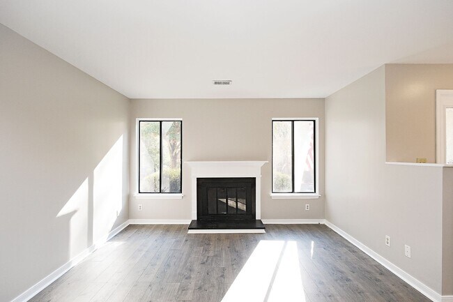 Building Photo - Move-in Ready Stonehenge Townhome - Cats Are Welcome!