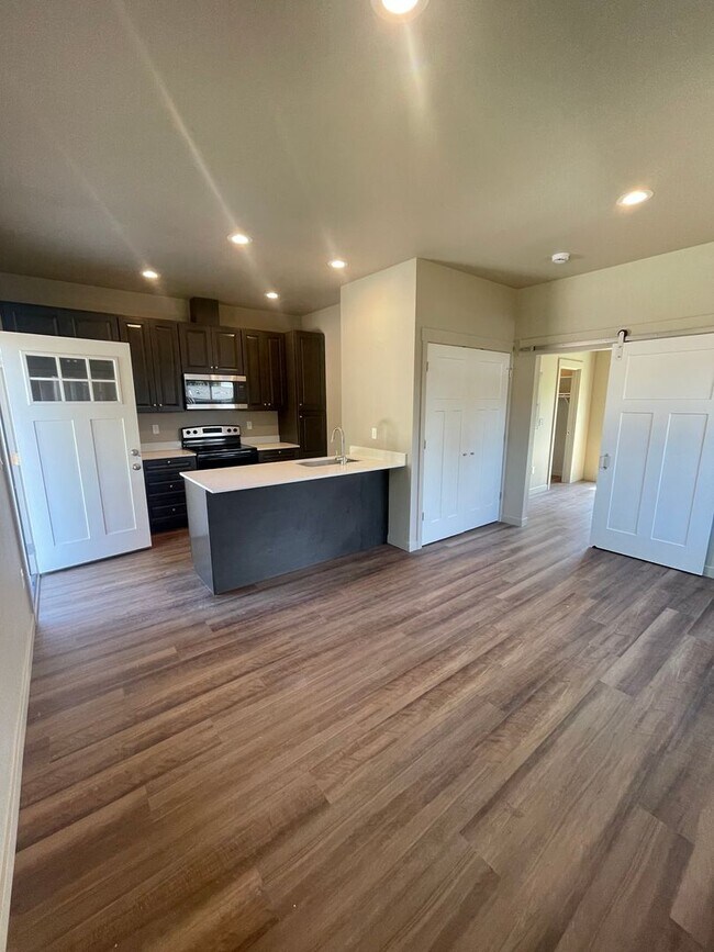 Building Photo - 176 Hiatt St