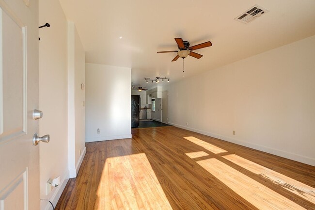 Building Photo - (3) Bed/(1) Bath Core Norman Avail July 1!!