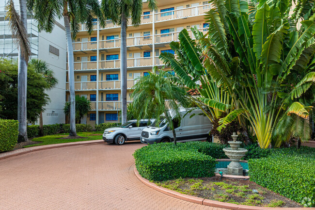 Building Photo - Pompano Yacht and Beach Club